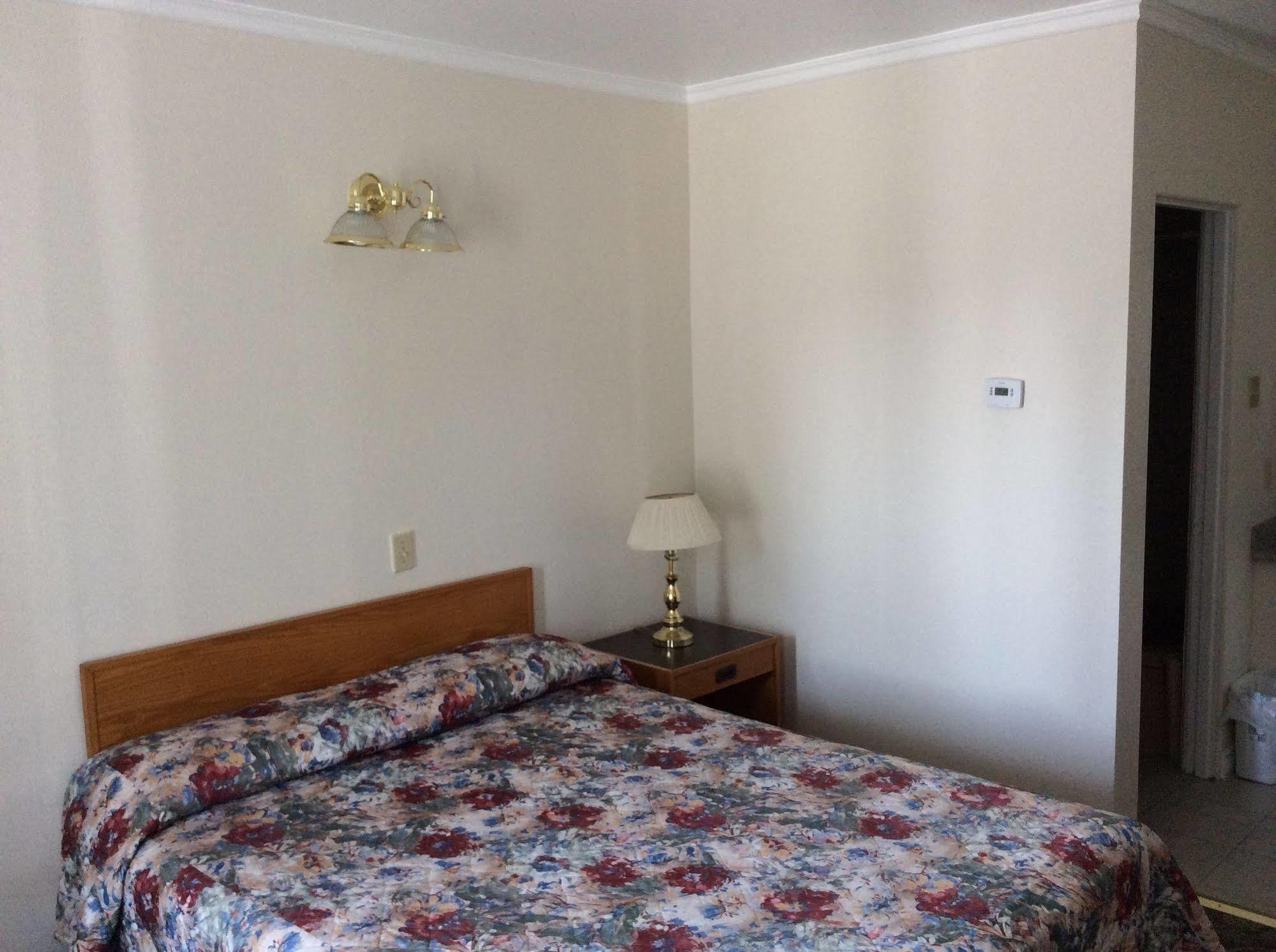 Embassy Motel Kingston Kültér fotó